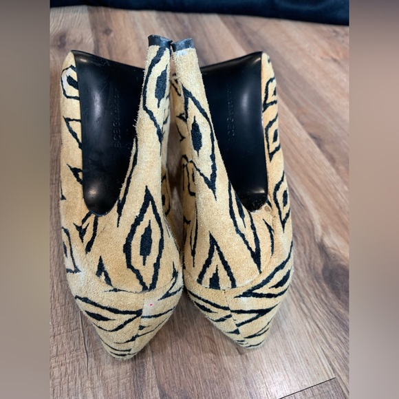 Rare! GUC Vintage BCBG Animal Print Suede Pump by BCBG 7.5b - Picture 8 of 11